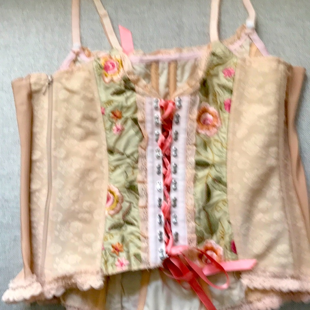 Lovely bustier. Silk with embroidered leaves and flowers